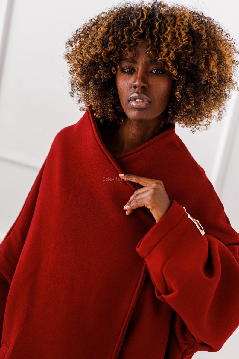 Długa bluza dzianinowa w kolorze bordo o asymetrycznym kroju, zapinana na zatrzaski. Fason kimono ze stójką.