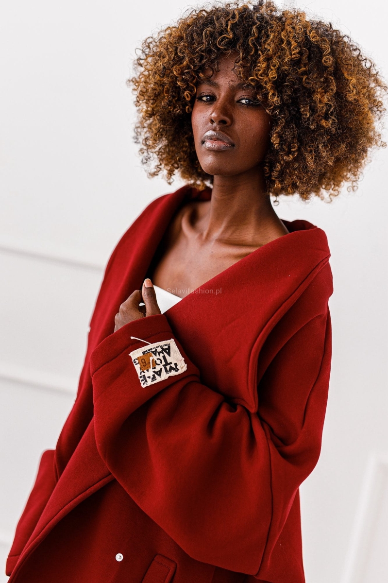 Długa bluza dzianinowa w kolorze bordo o asymetrycznym kroju, zapinana na zatrzaski. Fason kimono ze stójką.