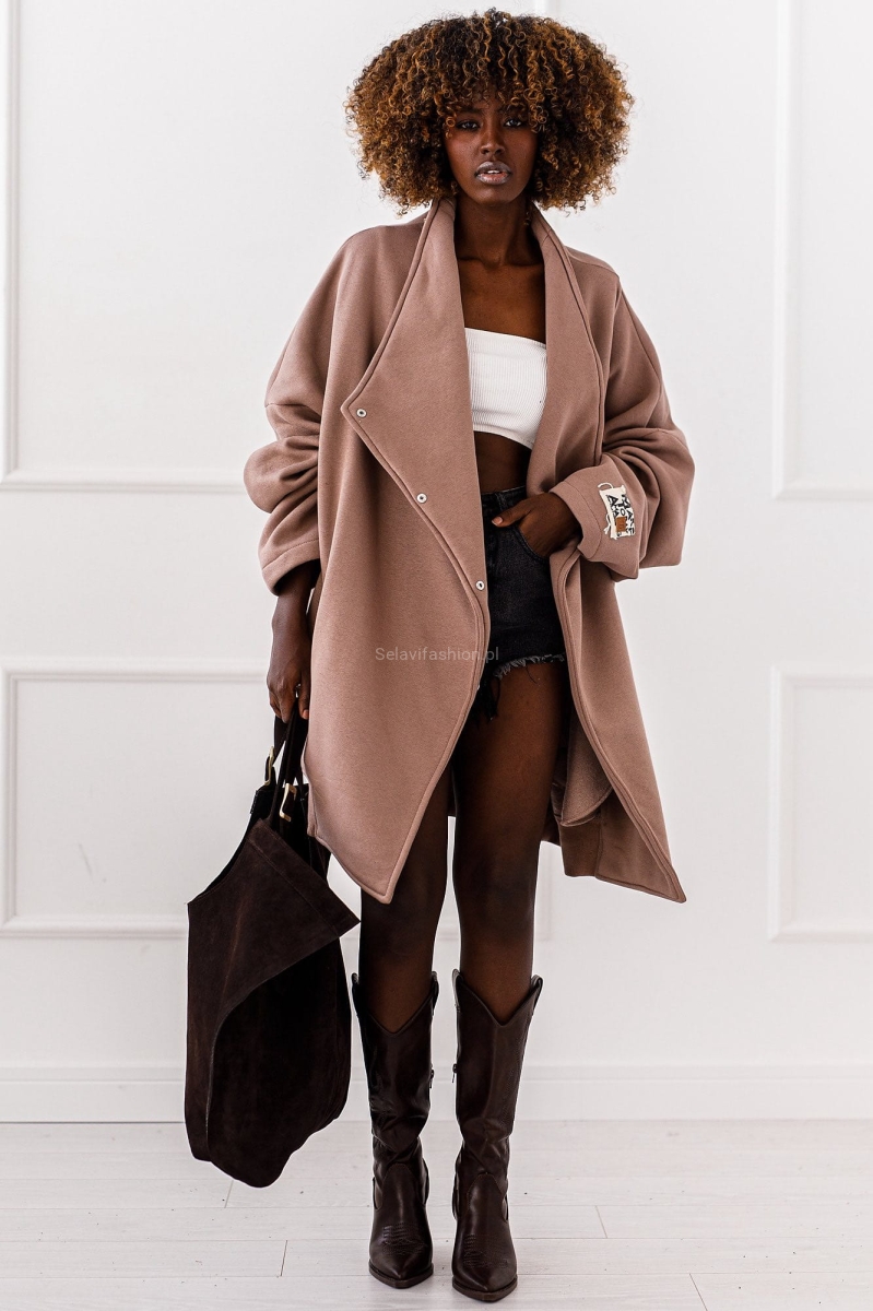 Długa bluza dzianinowa w kolorze cappuccino o asymetrycznym kroju, zapinana na zatrzaski. Fason kimono ze stójką.
