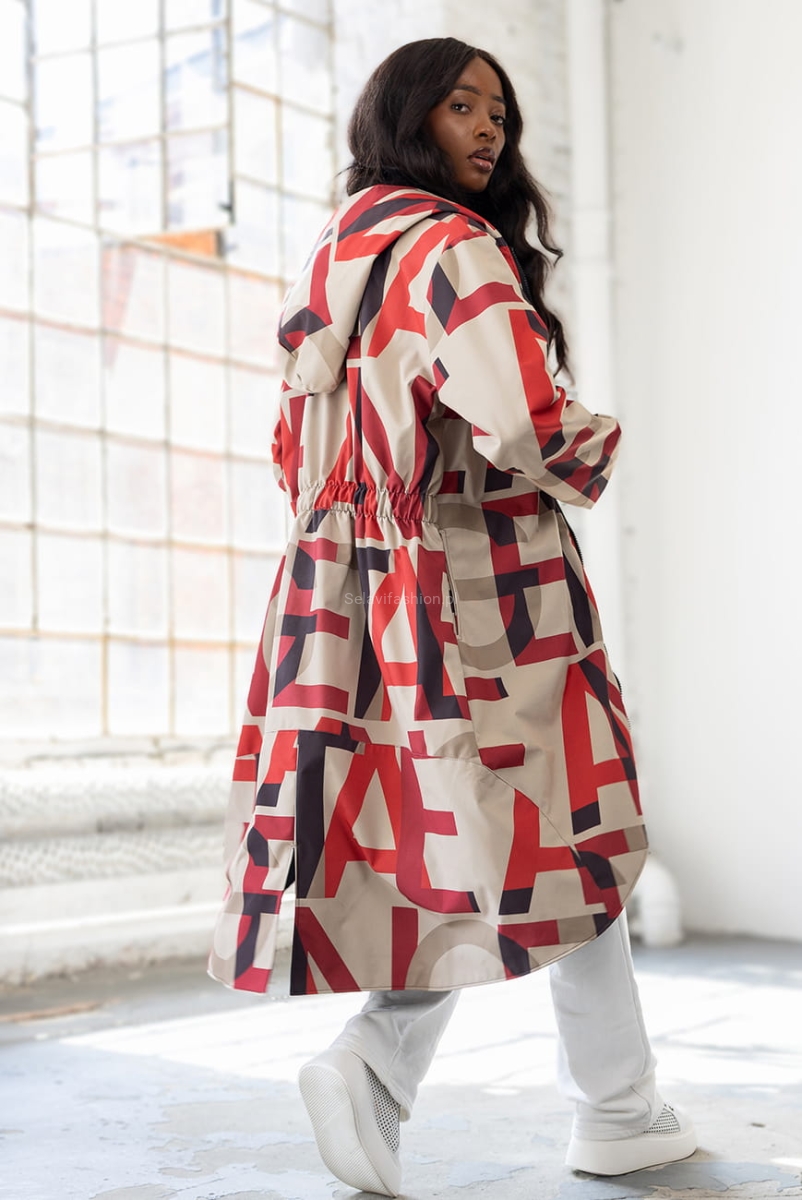 Długa kurtka Text softshell z kapturem beżowa, wzór literki