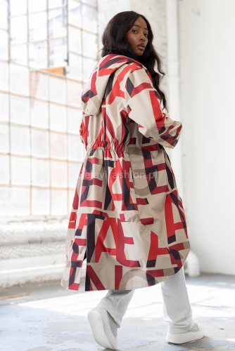 Długa kurtka Text softshell z kapturem beżowa, wzór literki