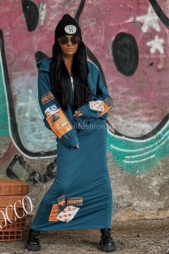 Komplet maksi od firmy Zocco składający się z bluzy na zamek, z kapturem i spódnicy na gumie z wiązaniem. Cały set uszyty z materiału bawełnianego, z kolorowymi naszywkami.