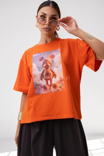 T-shirt Energy Miki ma luźny, oversize’owy krój i krótki rękaw. Wykonany jest z lekkiej bawełny. Na przodzie znajduje się duży nadruk – grafika w stylu 3D. Koszulka ma prosty fason, klasyczny dekolt pod szyję i pasuje zarówno do casualowych