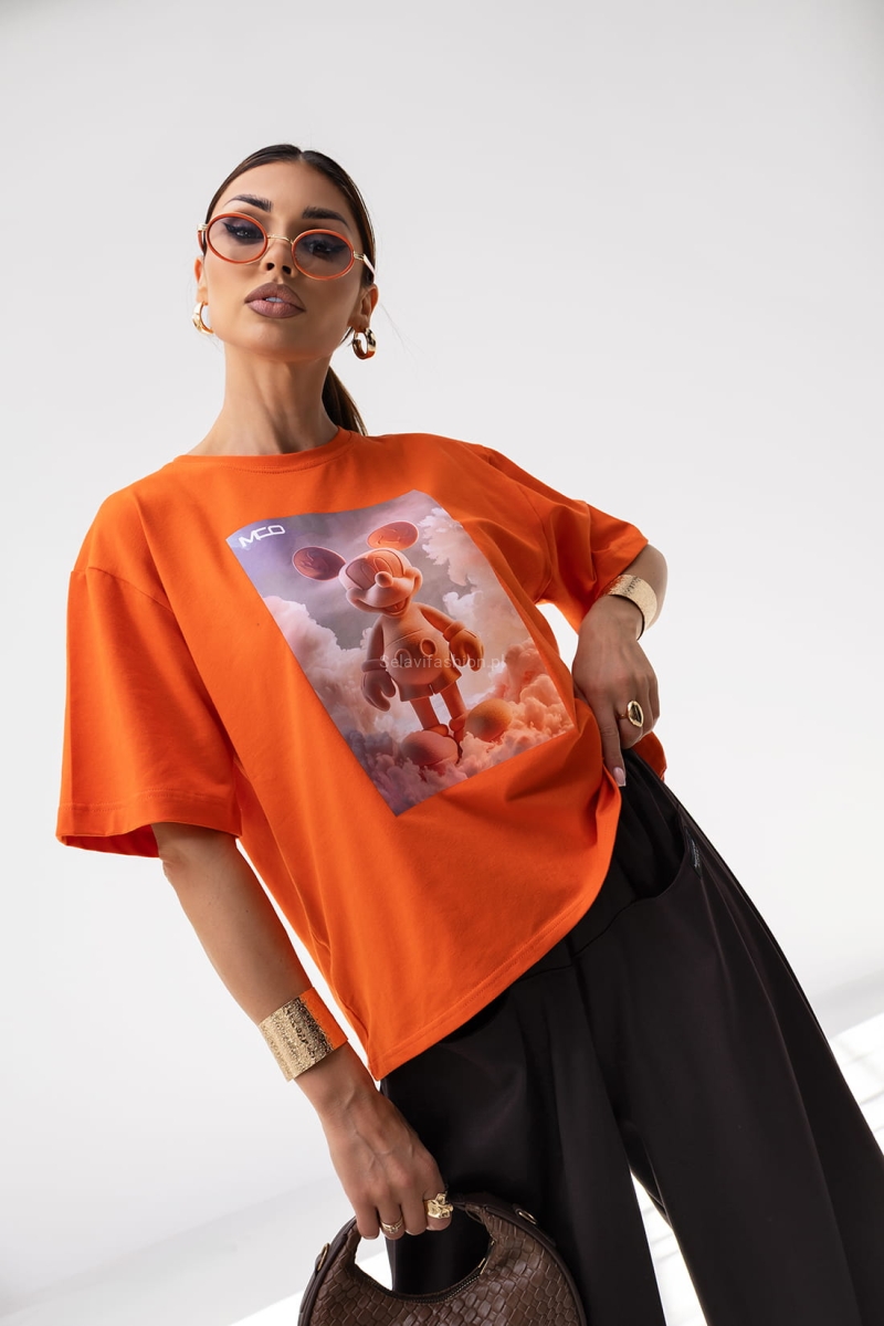 T-shirt Energy Miki ma luźny, oversize’owy krój i krótki rękaw. Wykonany jest z lekkiej bawełny. Na przodzie znajduje się duży nadruk – grafika w stylu 3D. Koszulka ma prosty fason, klasyczny dekolt pod szyję i pasuje zarówno do casualowych