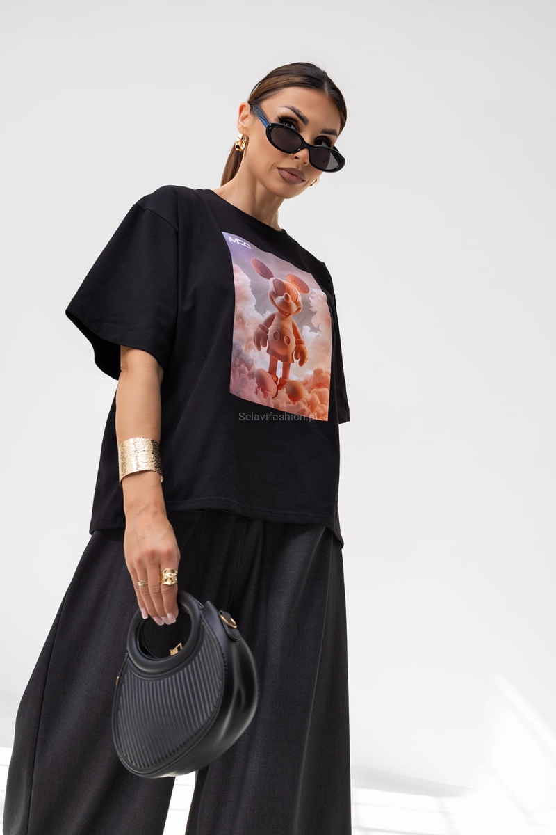 T-shirt Energy Miki ma luźny, oversize’owy krój i krótki rękaw. Wykonany jest z lekkiej bawełny. Na przodzie znajduje się duży nadruk – grafika w stylu 3D. Koszulka ma prosty fason, klasyczny dekolt pod szyję i pasuje zarówno do casualowych