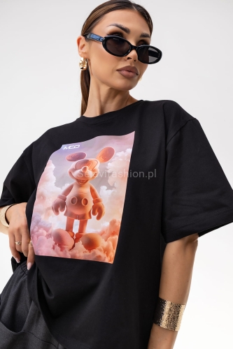 T-shirt Energy Miki ma luźny, oversize’owy krój i krótki rękaw. Wykonany jest z lekkiej bawełny. Na przodzie znajduje się duży nadruk – grafika w stylu 3D. Koszulka ma prosty fason, klasyczny dekolt pod szyję i pasuje zarówno do casualowych