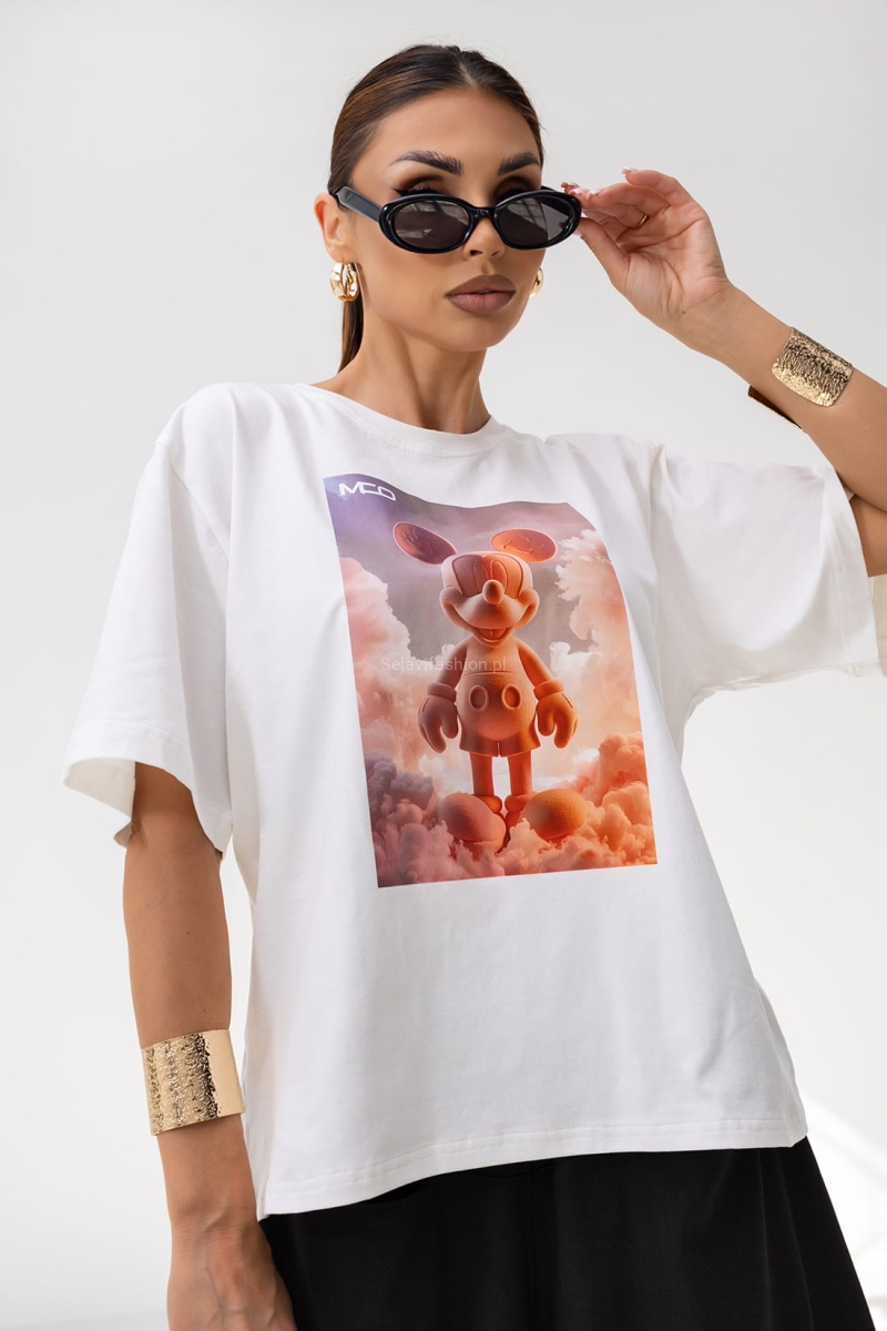 T-shirt Energy Miki ma luźny, oversize’owy krój i krótki rękaw. Wykonany jest z lekkiej bawełny. Na przodzie znajduje się duży nadruk – grafika w stylu 3D. Koszulka ma prosty fason, klasyczny dekolt pod szyję i pasuje zarówno do casualowych