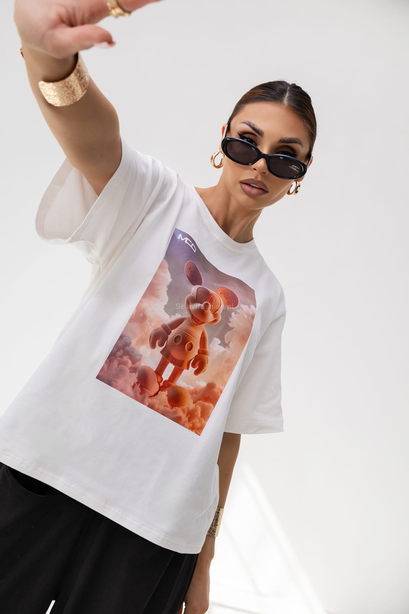 T-shirt Energy Miki ma luźny, oversize’owy krój i krótki rękaw. Wykonany jest z lekkiej bawełny. Na przodzie znajduje się duży nadruk – grafika w stylu 3D. Koszulka ma prosty fason, klasyczny dekolt pod szyję i pasuje zarówno do casualowych