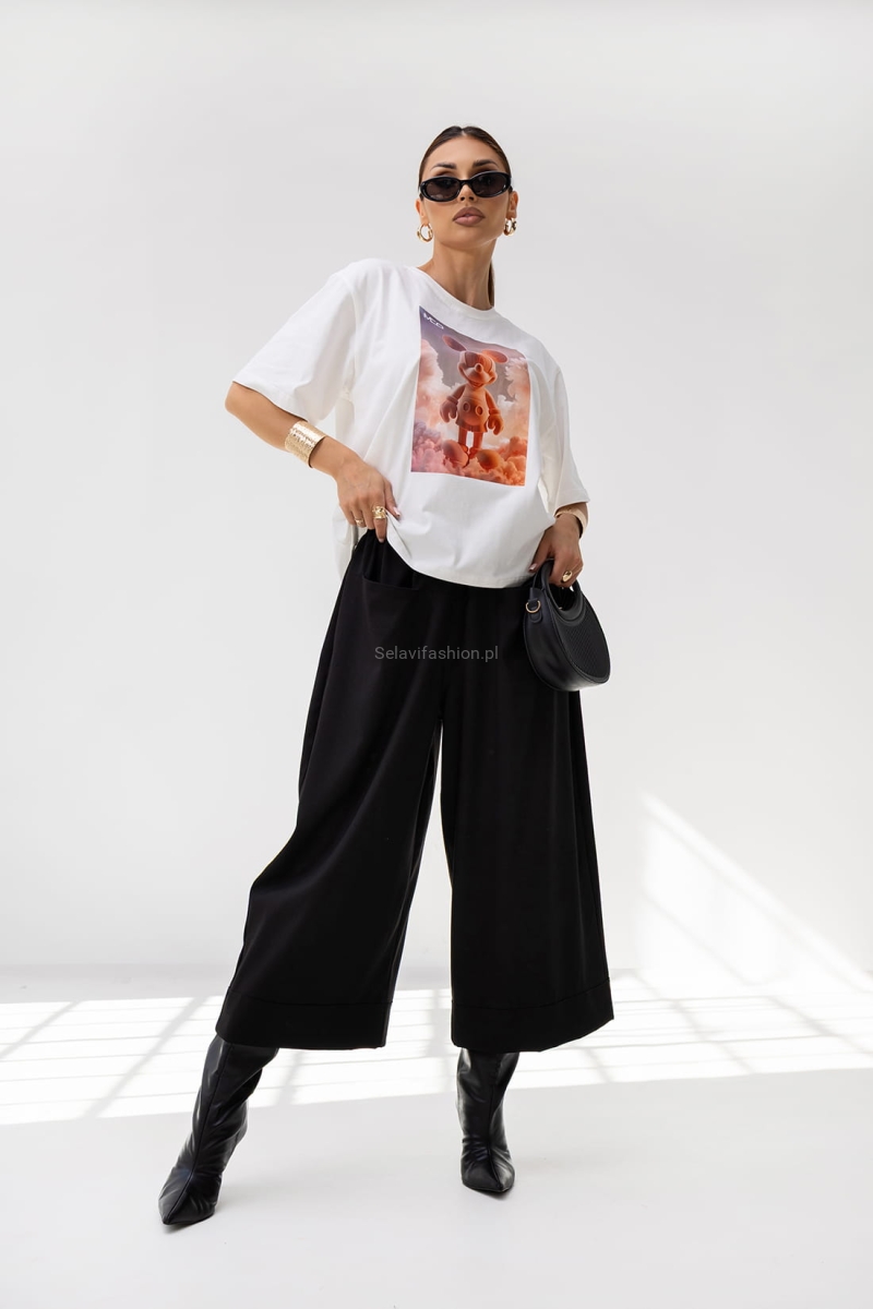 T-shirt Energy Miki ma luźny, oversize’owy krój i krótki rękaw. Wykonany jest z lekkiej bawełny. Na przodzie znajduje się duży nadruk – grafika w stylu 3D. Koszulka ma prosty fason, klasyczny dekolt pod szyję i pasuje zarówno do casualowych