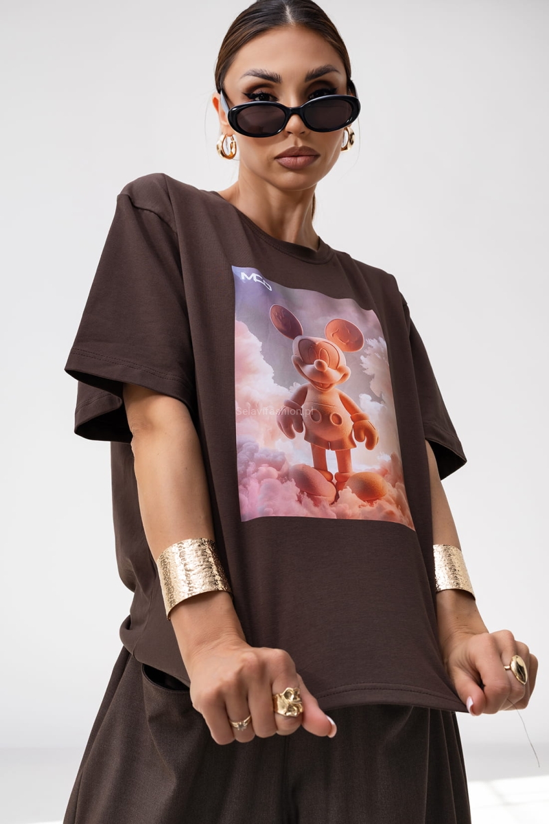 T-shirt Energy Miki ma luźny, oversize’owy krój i krótki rękaw. Wykonany jest z lekkiej bawełny. Na przodzie znajduje się duży nadruk – grafika w stylu 3D. Koszulka ma prosty fason, klasyczny dekolt pod szyję i pasuje zarówno do casualowych