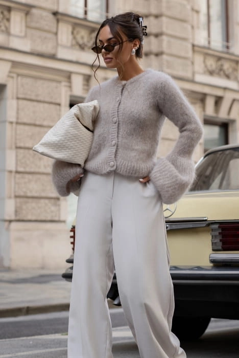Sweter moherowy z szerokimi mankietami zapinany na guziki Yarn beżowy