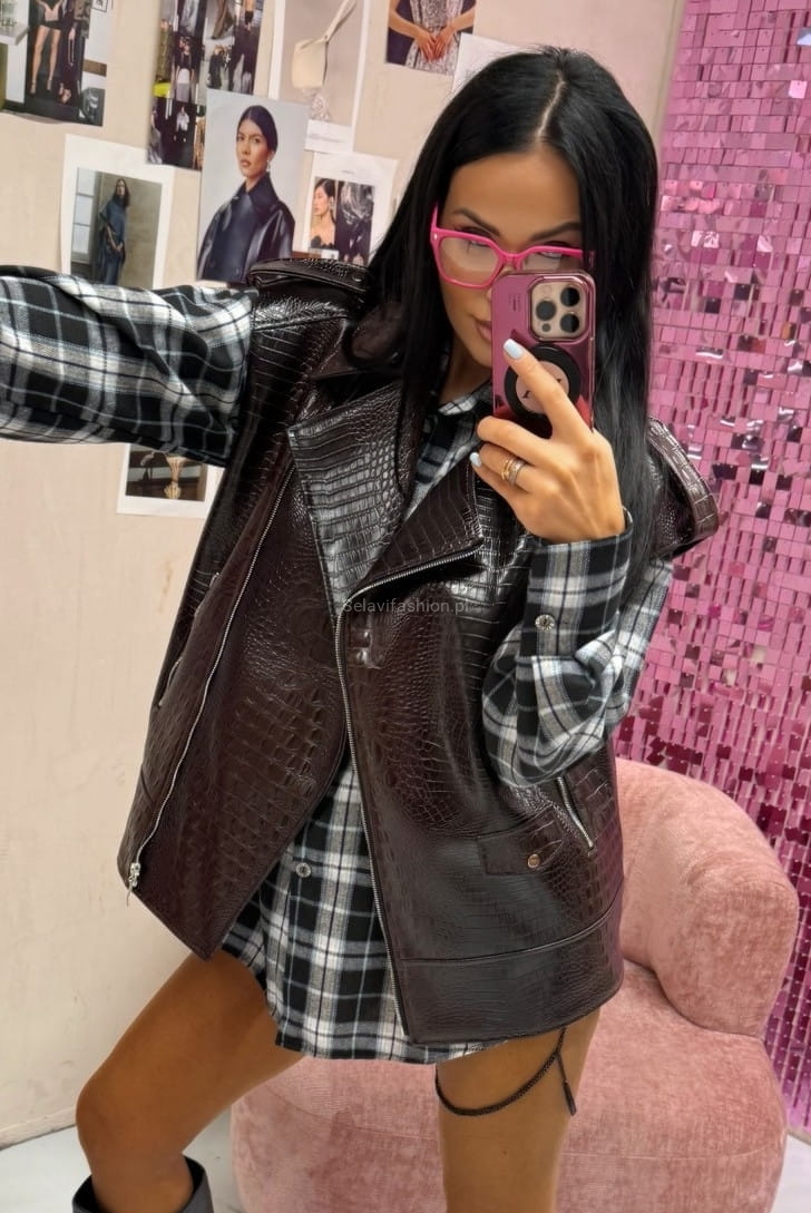 Klasyczna flanelowa koszula w kratę od LaMilla uszyta z bawełnianej tkaniny, zapinana na guziki.