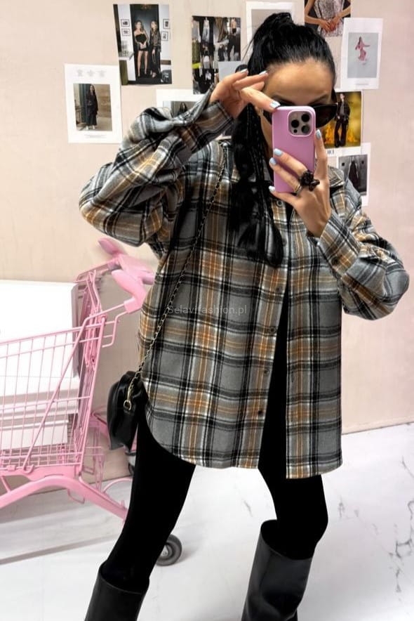 Klasyczna flanelowa koszula w kratę od LaMilla uszyta z bawełnianej tkaniny, zapinana na guziki.