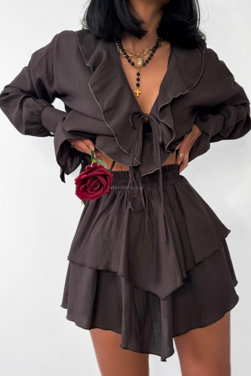 Spódniczko spodenki od La Milla szyte z delikatnego materiału.