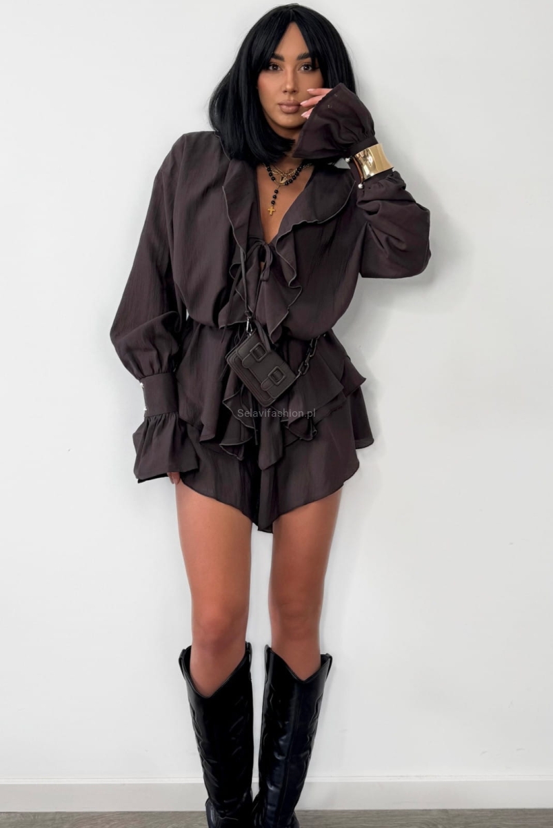 Spódniczko spodenki od La Milla szyte z delikatnego materiału.