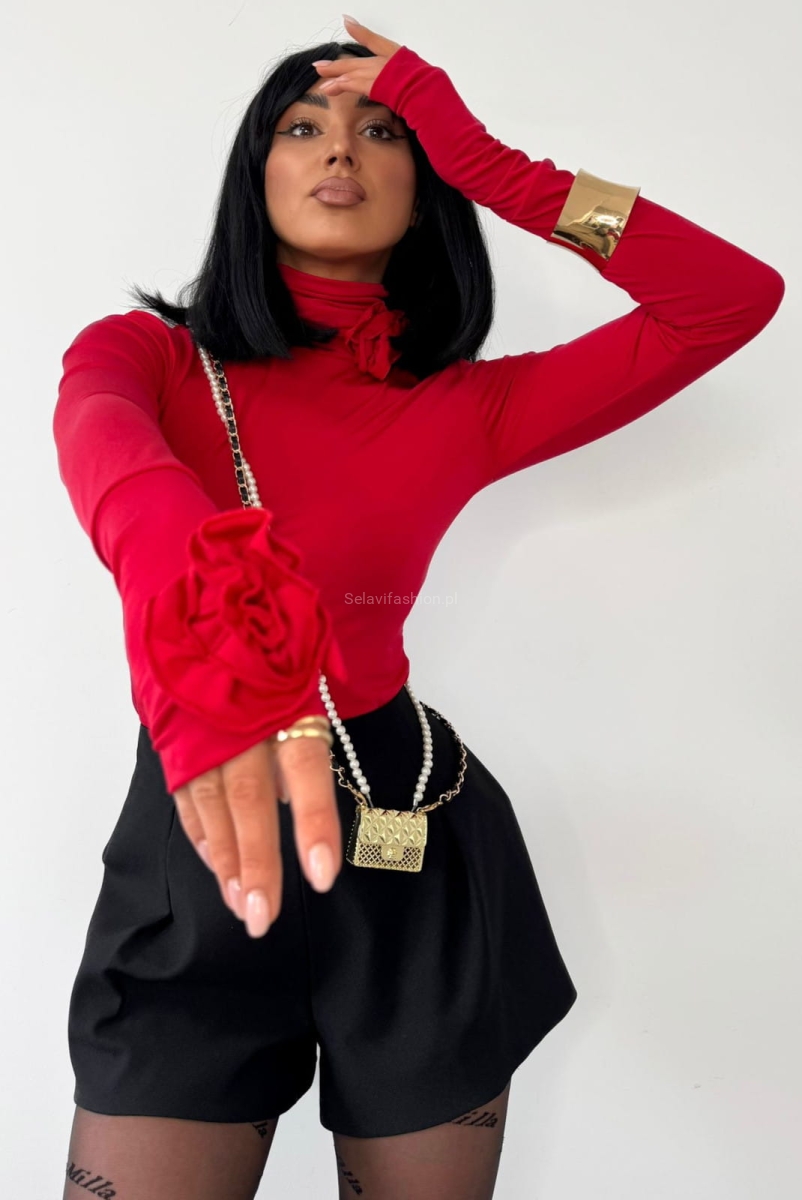 Krótkie spodenki, szorty damskie polskiej marki LaMilla w eleganckim wydaniu to idealna baza do looków na różne okazje. Wyróżniają się szerokimi nogawkami.