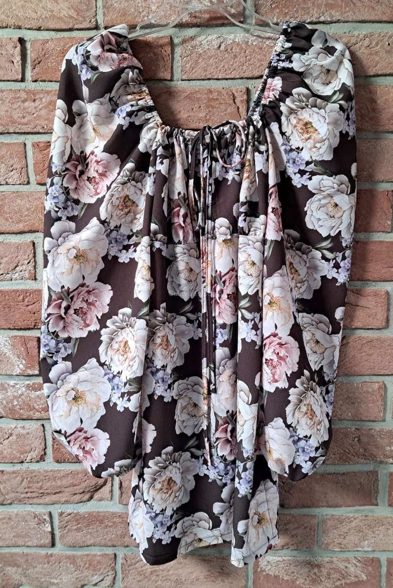 Sukienka od LaMilla to propozycja, która łączy elegancję z subtelnym romantyzmem. Fason z szerokim dekoltem typu hiszpańskim pięknie podkreśla ramiona, a wiązanie przy biuście nadaje całości wyjątkowego uroku.