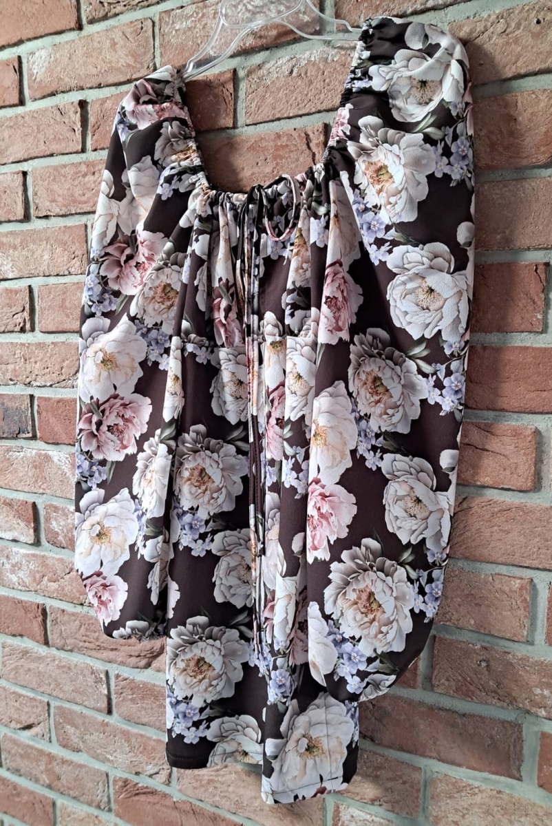 Sukienka od LaMilla to propozycja, która łączy elegancję z subtelnym romantyzmem. Fason z szerokim dekoltem typu hiszpańskim pięknie podkreśla ramiona, a wiązanie przy biuście nadaje całości wyjątkowego uroku.