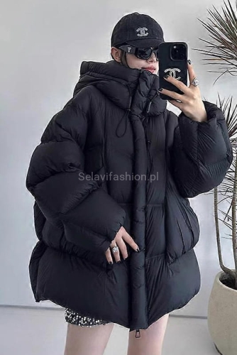 Ocieplana oversizowa kurtka z kapturem czarna w Selavifashion.pl