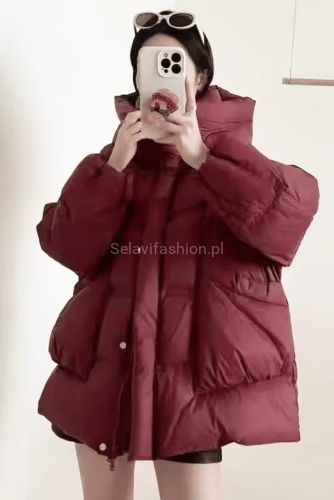 Ocieplana oversizowa kurtka z kapturem bordowa w Selavifashion.pl
