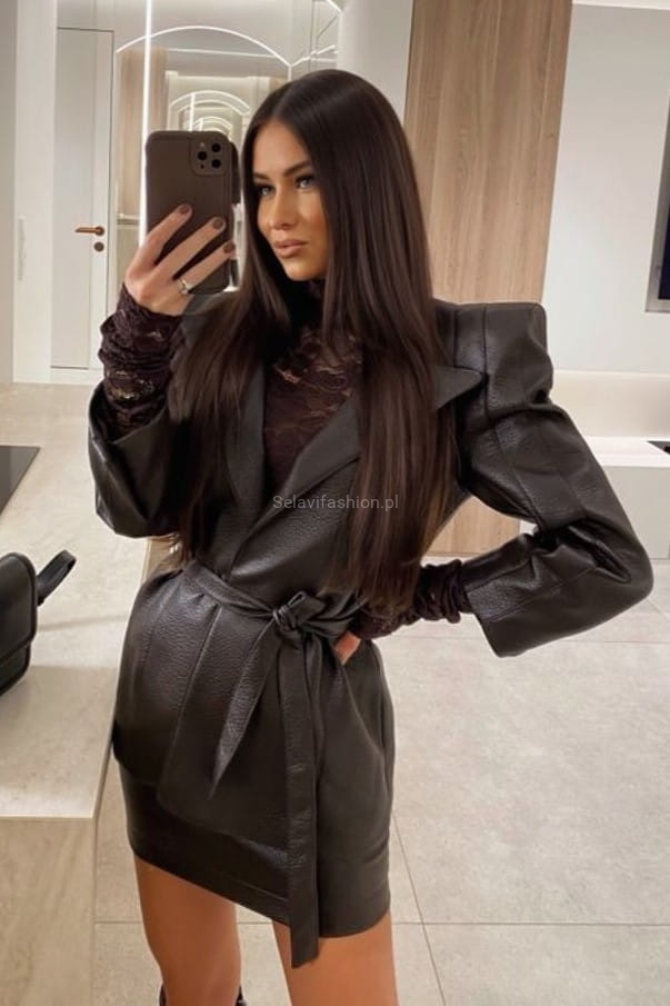 Kurtka tak zwana trojanowska od LaMilla z mocno bufiastymi rękawami. W ramionach wszyte poduszki dla podkreślenia fasonu z lat 80tych. W komplecie z paskiem.