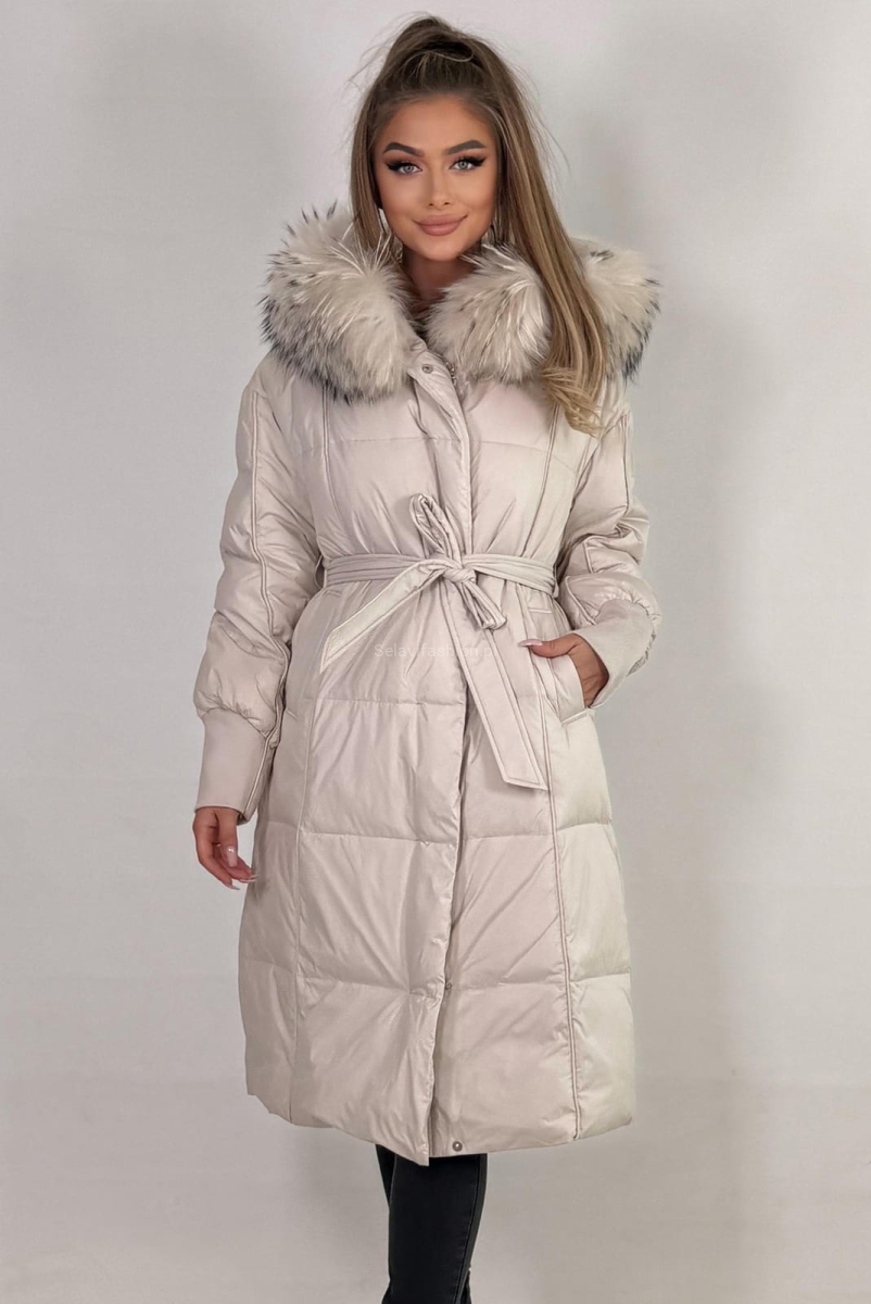 Długi płaszcz puchowy kurtka z kapturem i naturalnym futrem śmietankowy