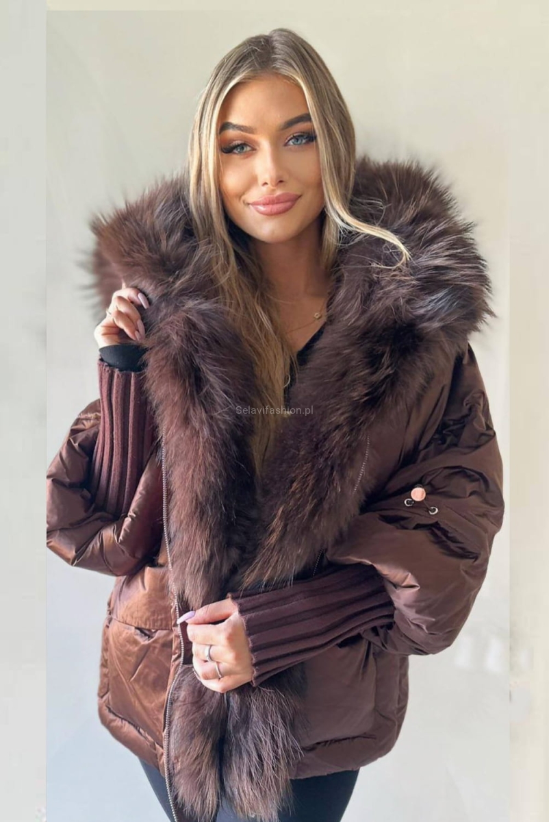 Kurtka puchowa z kapturem i naturalnym futrem i dzianinowymi rękawami brązowa