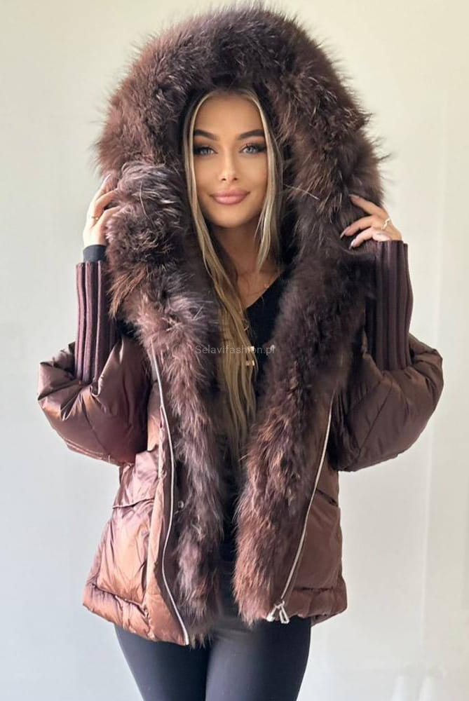 Kurtka puchowa z kapturem i naturalnym futrem i dzianinowymi rękawami brązowa
