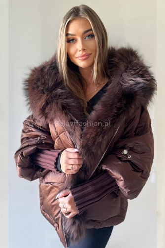 Kurtka puchowa z kapturem i naturalnym futrem i dzianinowymi rękawami brązowa