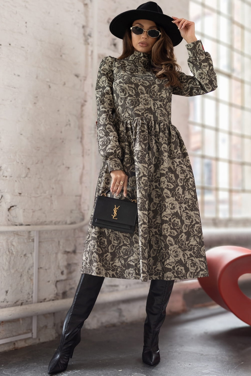 Sukienka jeansowa w kwiaty Miss City Official beżowa w Selavifashion.pl