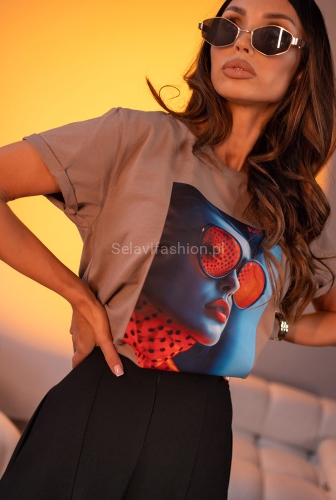 T-Shirt Taylor w okularach Miss City Official w Selavifashion.pl