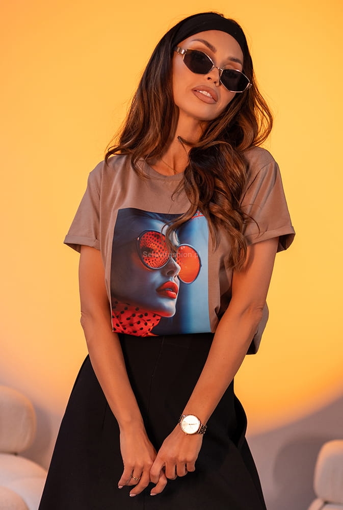 T-Shirt Taylor w okularach Miss City Official w Selavifashion.pl