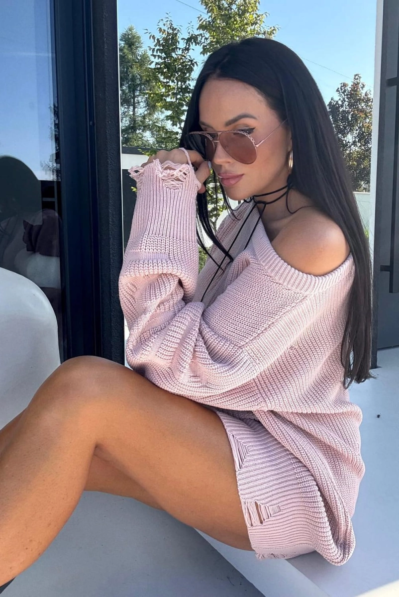 Sweter wełniany w stylu boho z dziurami, logowany LaMilla z szerokim dekoltem opadającym na ramiona.