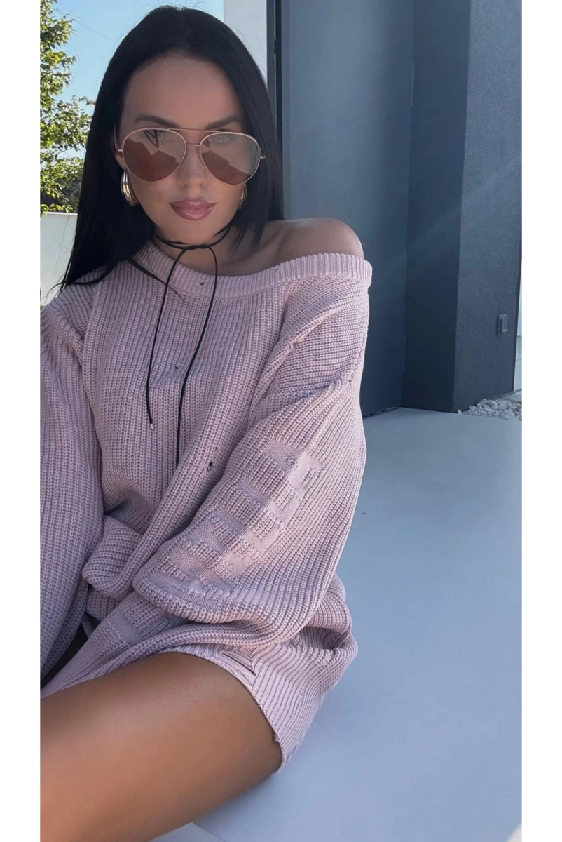 Sweter w stylu boho z dziurami, logowany LaMilla z szerokim dekoltem opadającym na ramiona.