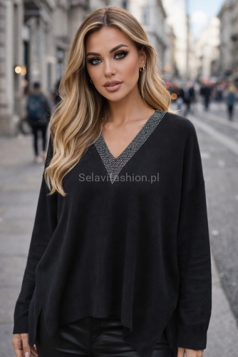 Oversizowy sweter z ozdobną taśmą przy dekolcie Minouu czarny