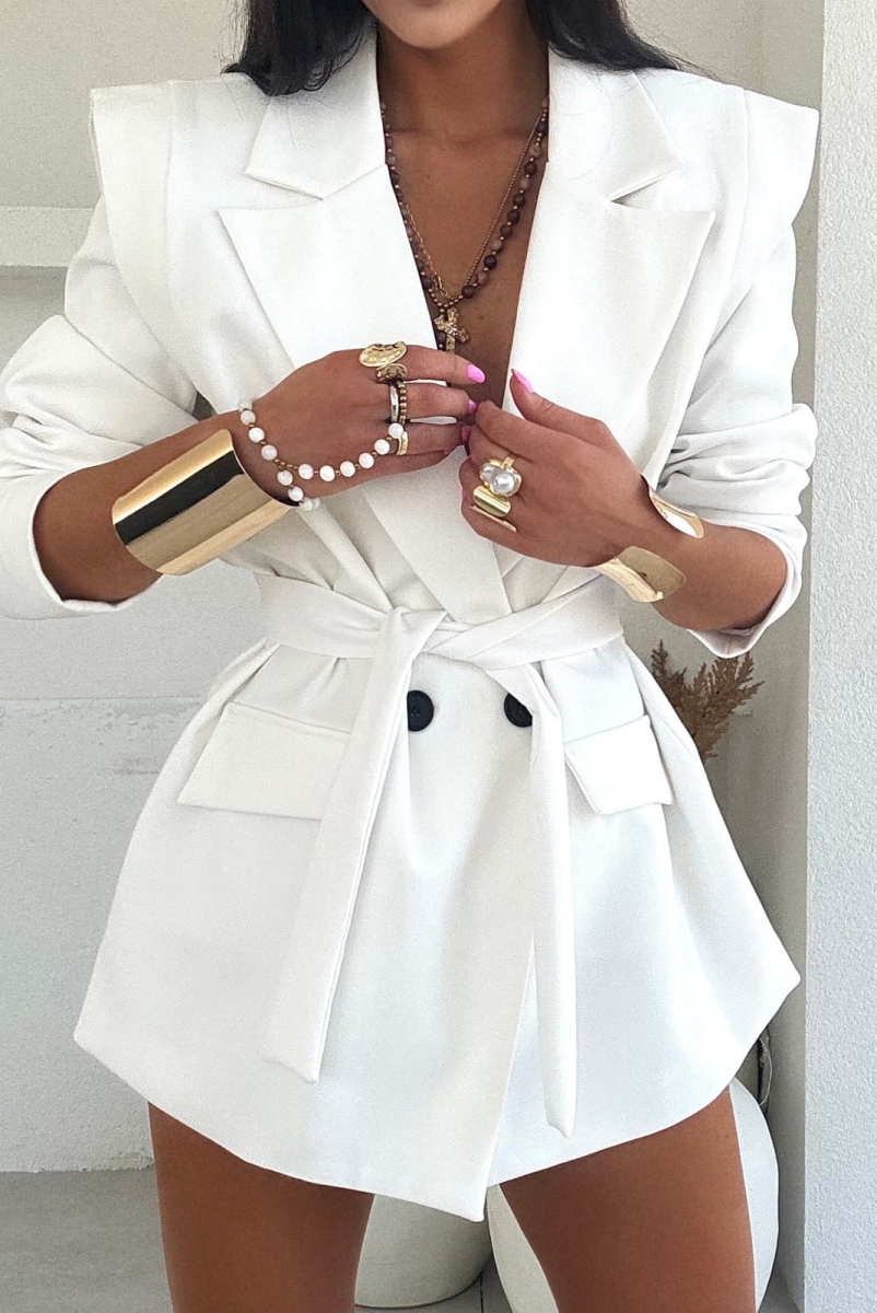 Damska marynarka LaMilla to elegancki i kobiecy element garderoby, charakteryzujący się szerokimi ramionami z wszytymi poduszkami. Ten szczegół dodaje marynarce kobiecości, jednocześnie podkreślając jej fason.