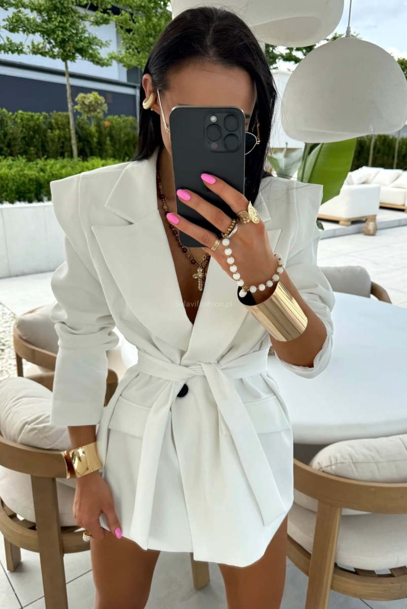 Damska marynarka LaMilla to elegancki i kobiecy element garderoby, charakteryzujący się szerokimi ramionami z wszytymi poduszkami. Ten szczegół dodaje marynarce kobiecości, jednocześnie podkreślając jej fason.