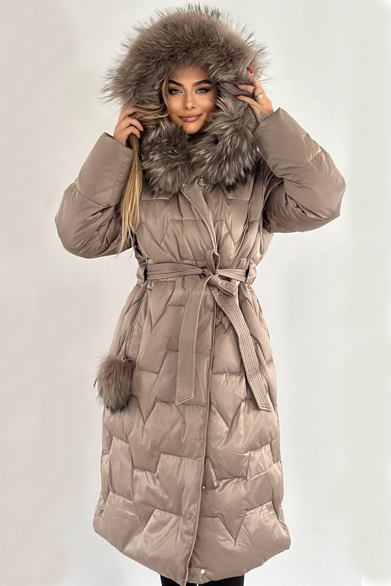 Płaszcz puchowy cappuccino z geometrycznym pikowaniem. Zapinany na suwak i wiązany w pasie paskiem materiałowym. Kaptur obszyty naturalnym futerkiem. Ozdobny pompon przy kieszeni.