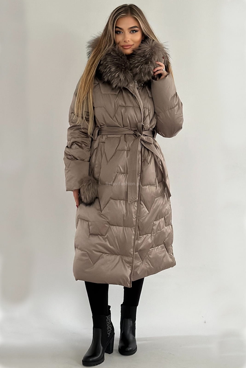 Płaszcz puchowy cappuccino z geometrycznym pikowaniem. Zapinany na suwak i wiązany w pasie paskiem materiałowym. Kaptur obszyty naturalnym futerkiem. Ozdobny pompon przy kieszeni.