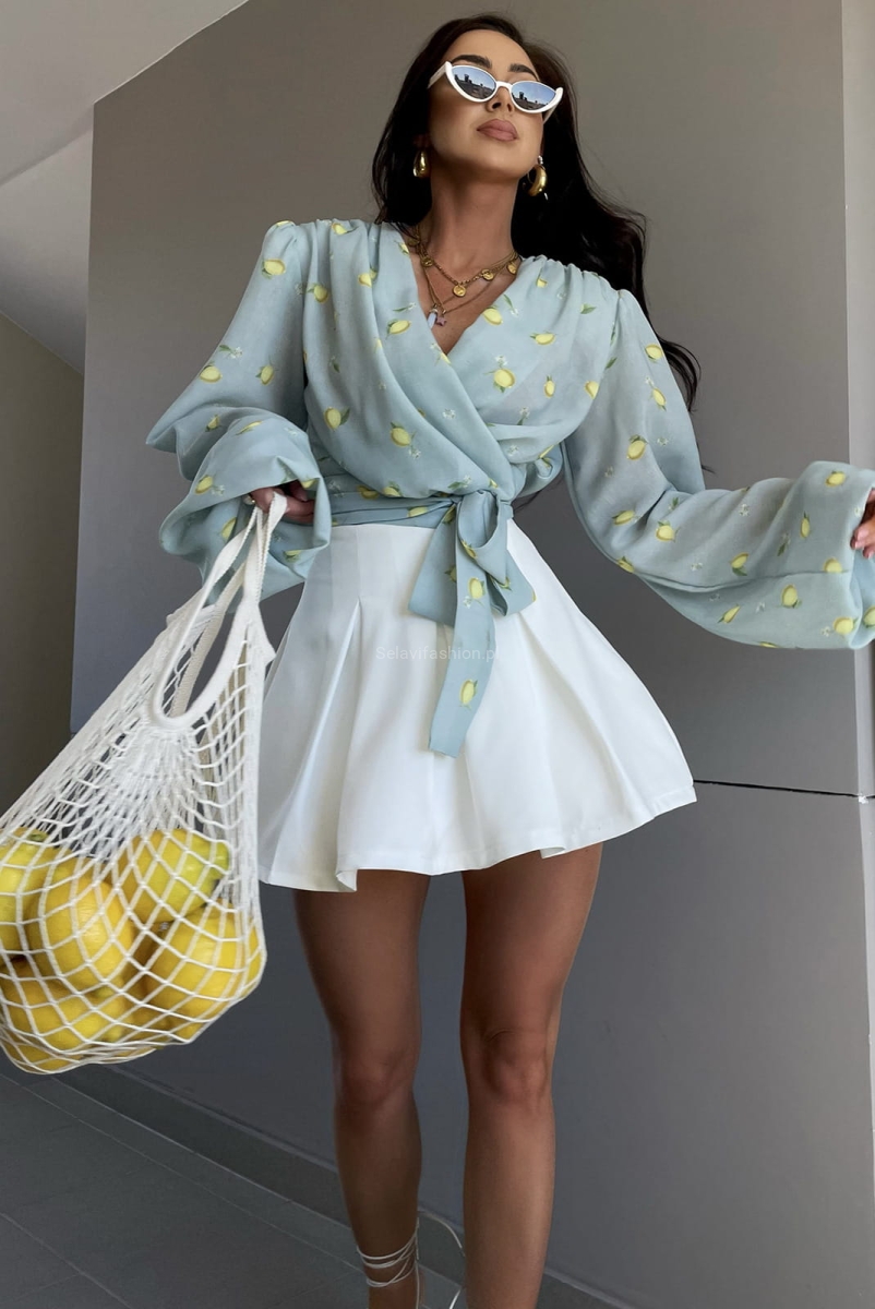 Bluzka w cytrynki wiązana LaMilla błękitna w Selavifashion.pl