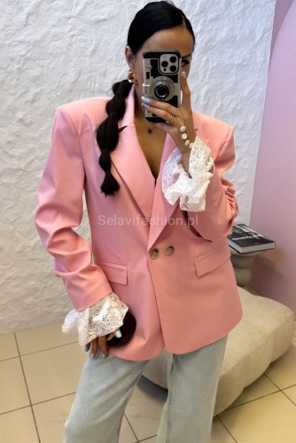 Marynarka oversizowa z koronkowymi mankietami LaMilla różowa w Selavifashion.pl