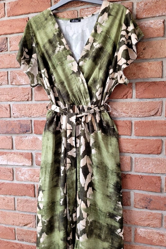 Sukienka z kopertowym dekoltem i paskiem Minouu khaki w Selavifashion.pl