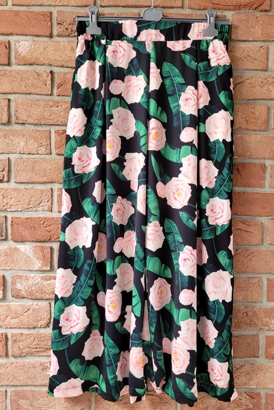 Szerokie spodnie spódnicospodnie Minouu w róże w Selavifashion.pl