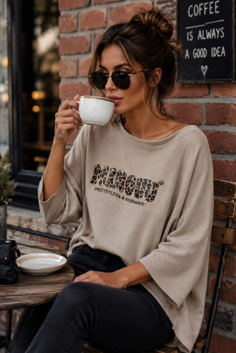 Bluzka swetrowa z logo Minouu gepard camel w Selavifashion.pl
