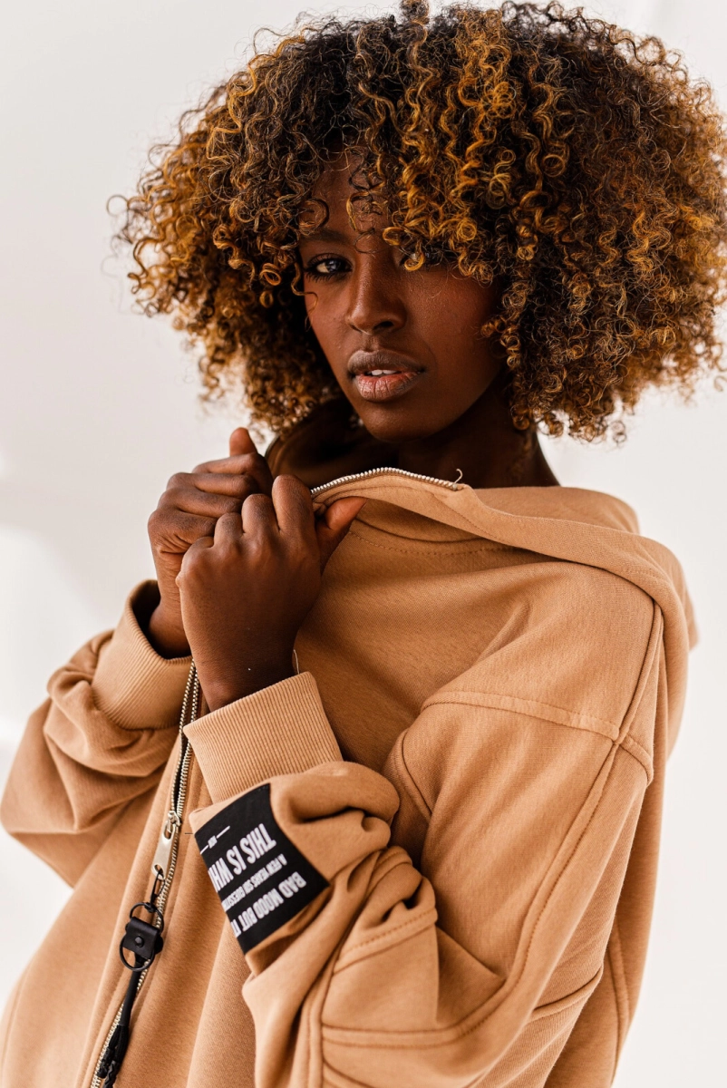 Bluza z kapturem na suwak Elisa Miss City camel