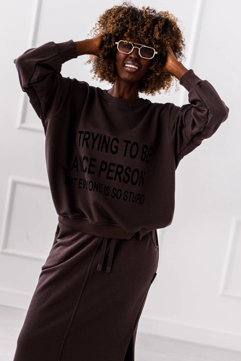 komplet damski, komplet bluza i spódnica, komplet ze spódnicą maxi, brązowy komplet damski, komplet oversize, bluza z nadrukiem damska, długa spódnica dresowa, komplet casual damski, komplet streetwear, modne komplety damskie, SelaviFashion.pl