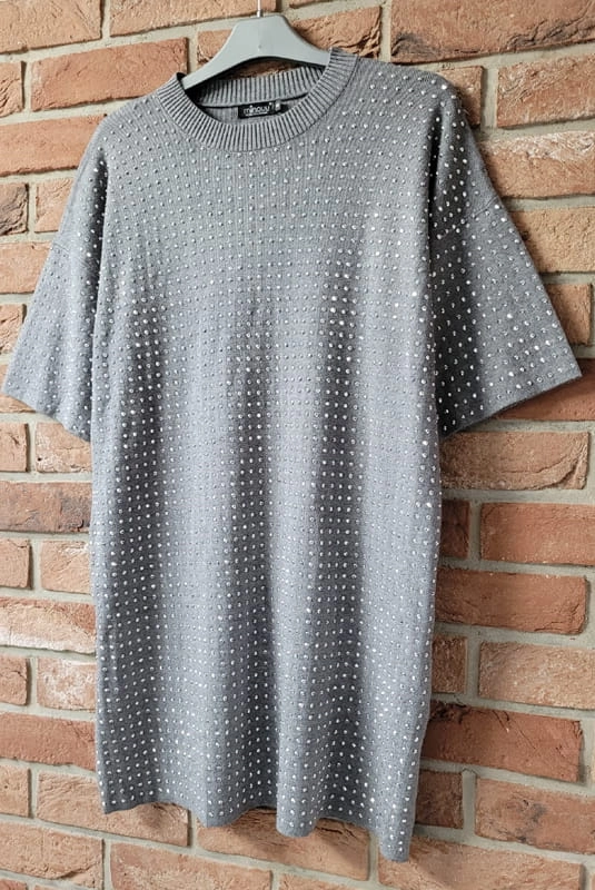 Sukienka tunika swetrowa z dżetami szara w Selavifashion.pl