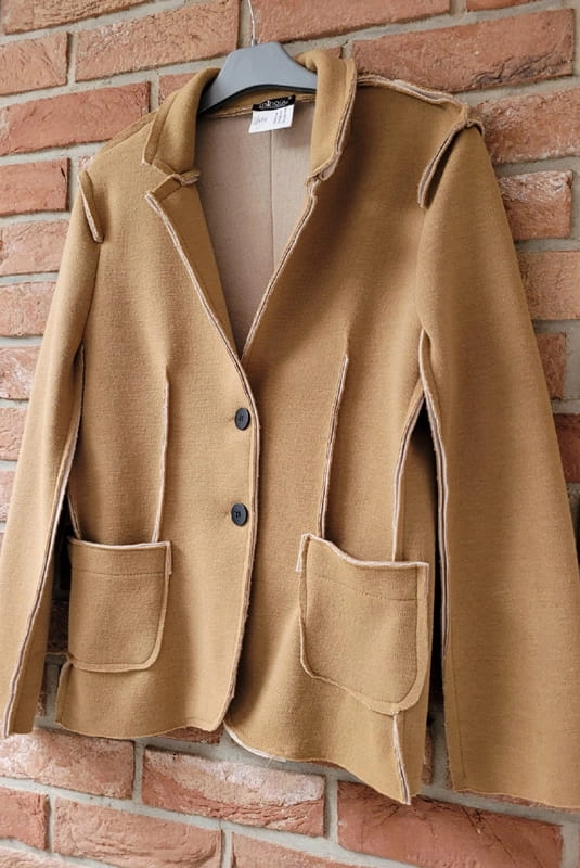 Marynarka dzianinowa Minouu beżowa w Selavifashion.pl
