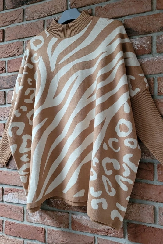 Sweter oversize Zebra Minouu beżowy w Selavifashion.pl