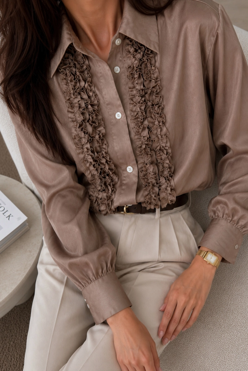 Elegancka koszula z falbanką Lordi Simplicity cappuccino